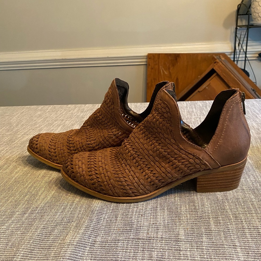 COPY - Journee Signature 8.5 cute brown booties!